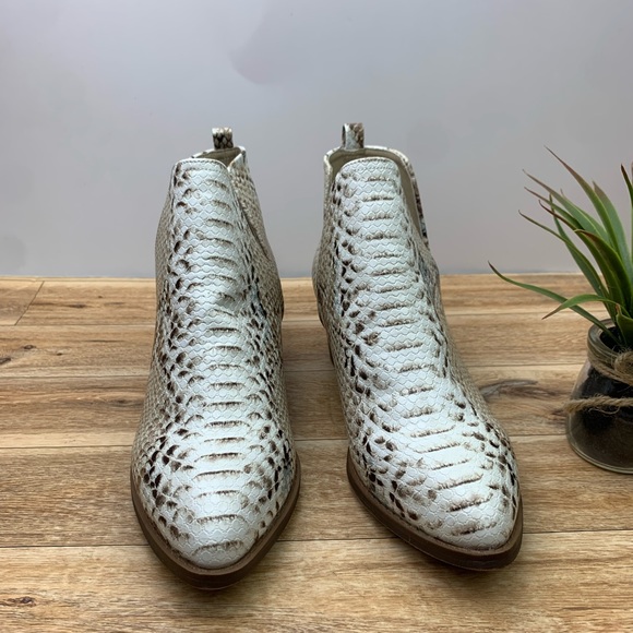 CL by Laundry Cherish Ankle Bootie - Picture 6 of 9